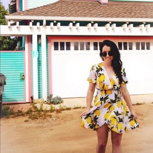 Lulu’s Lemon wrap dress sz small
